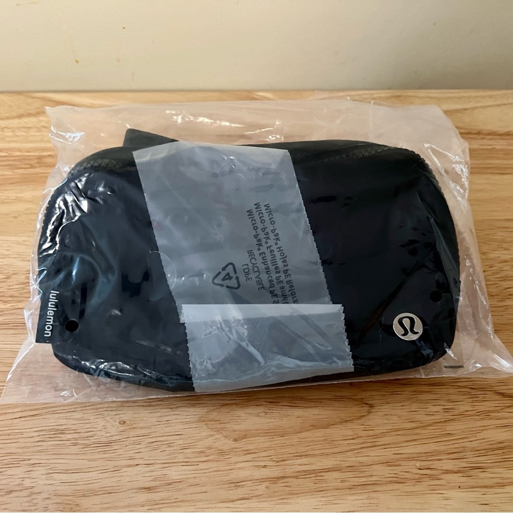 NWT authentic Lululemon Everywhere Belt Bag black
